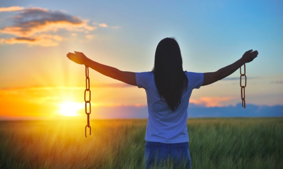 تَخَلَّتْ عن ثروتها مقابل حرِّيتها 