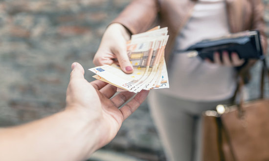 التّمويل والعطاء
