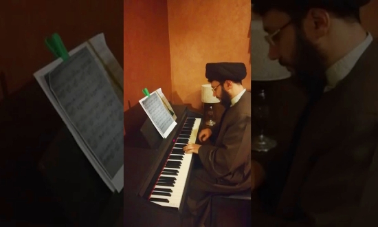 أوَّل رجل دين مُعَمَّم يعزف الپيانو