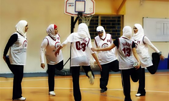 من هي، بماذا تشارك؟